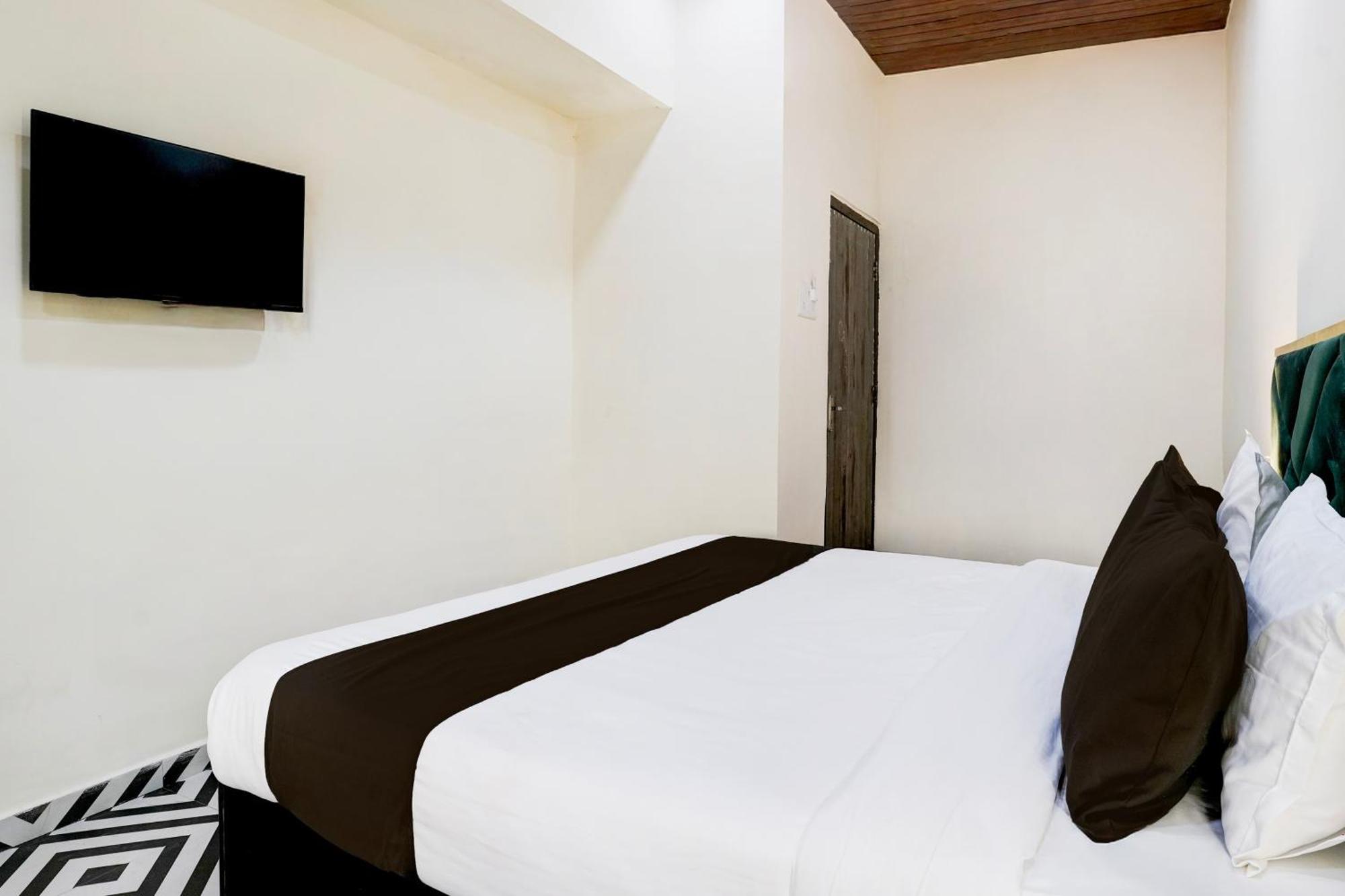 Hotel O Big Rahat Palace Bombaim