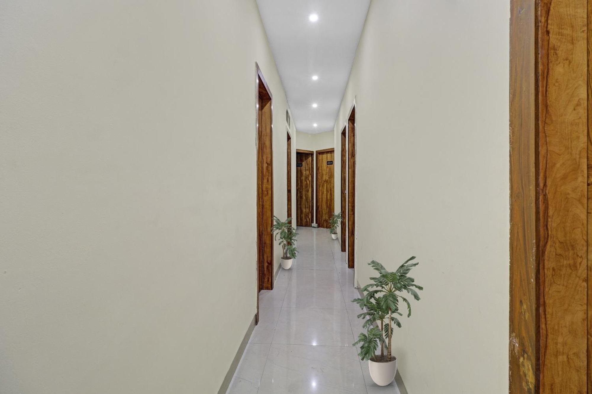 Hotel O The Near Chhatrapati Shivaji International Airport 4*