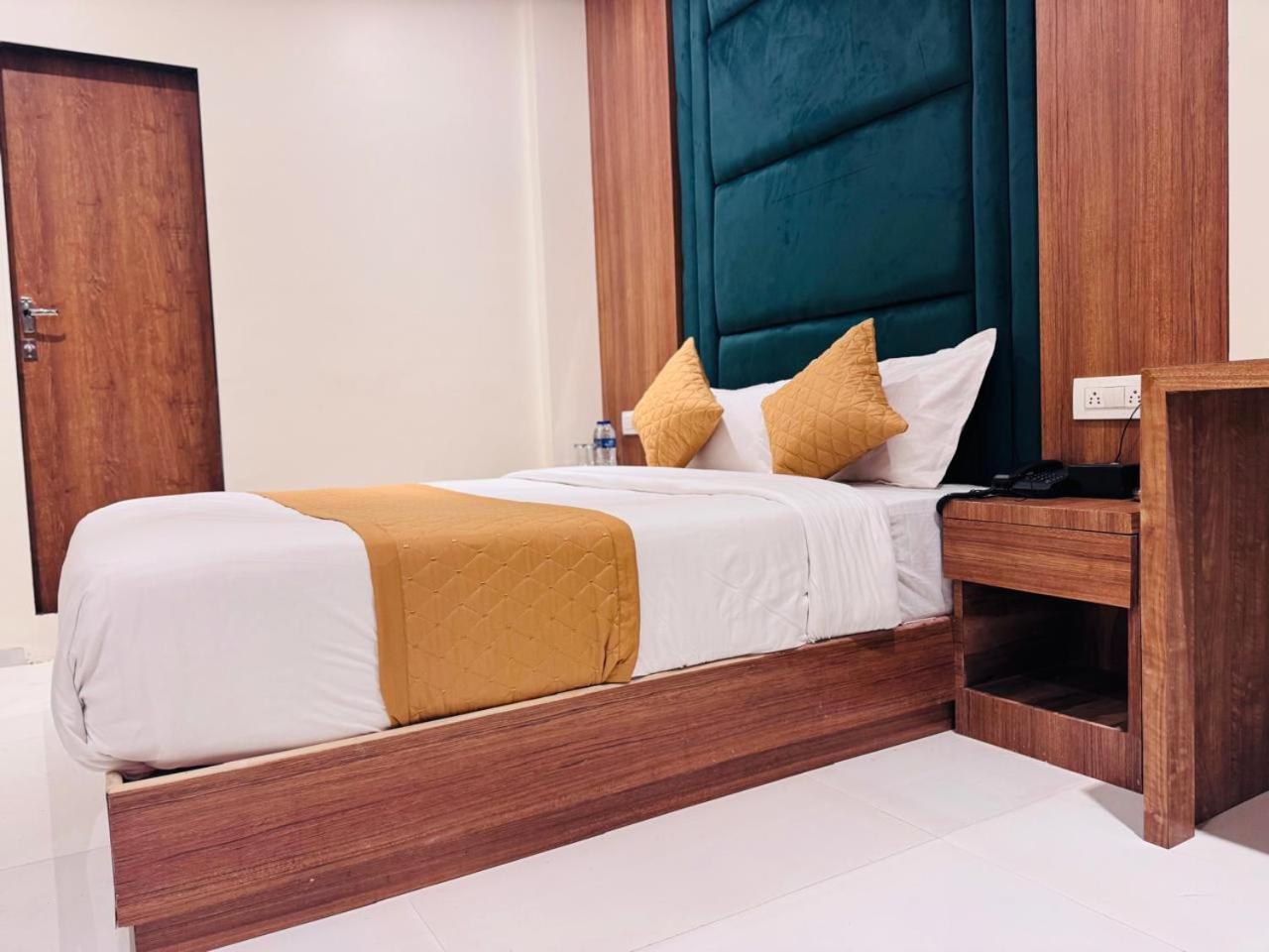 West Line Andheri Hotel Mumbai