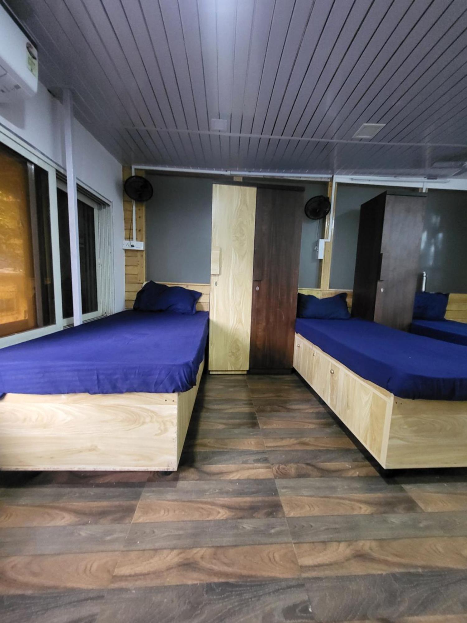 Zest 1054-andheri West Hostel *