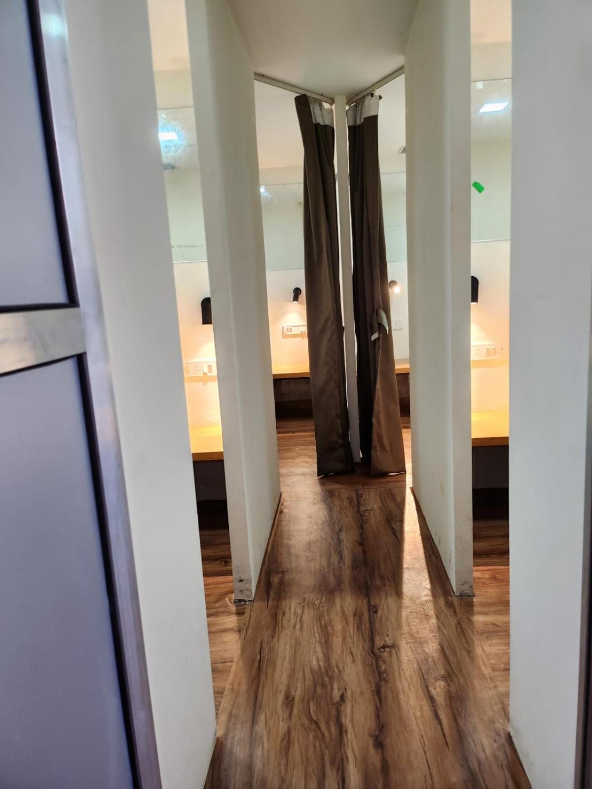Capsule hotel Galaxy And Mumbai