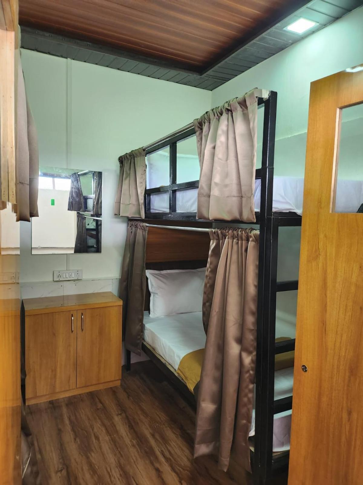 Galaxy And Capsule hotel *