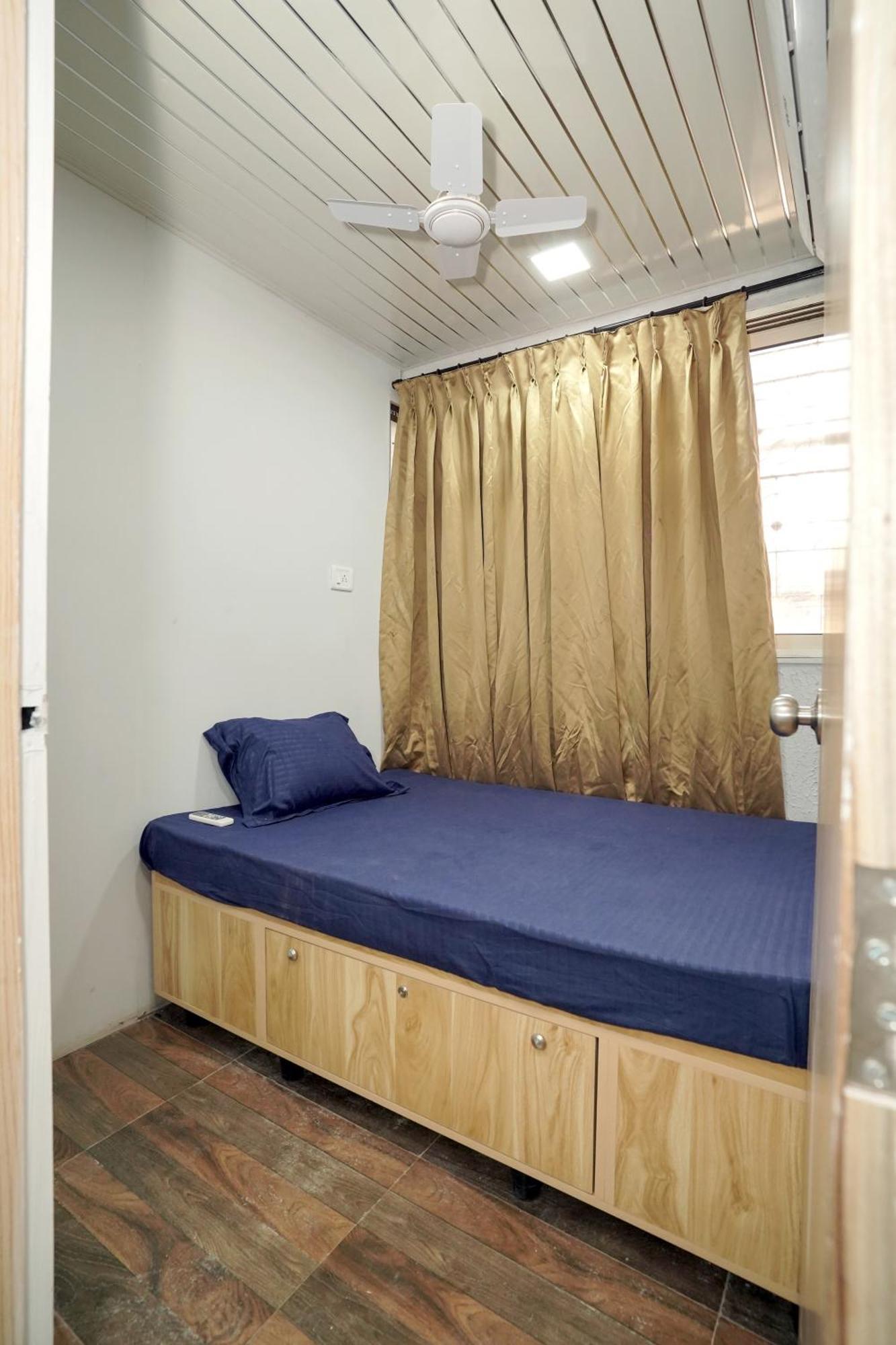 Zest 1054-andheri West Hostel *