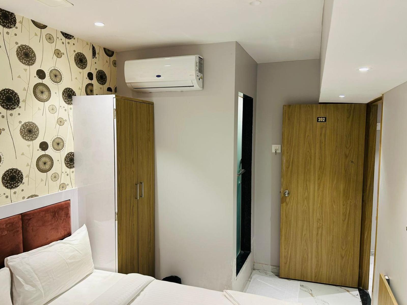 Grand Dyad - Near Kokilaben Hospital Andheri West Mumbai