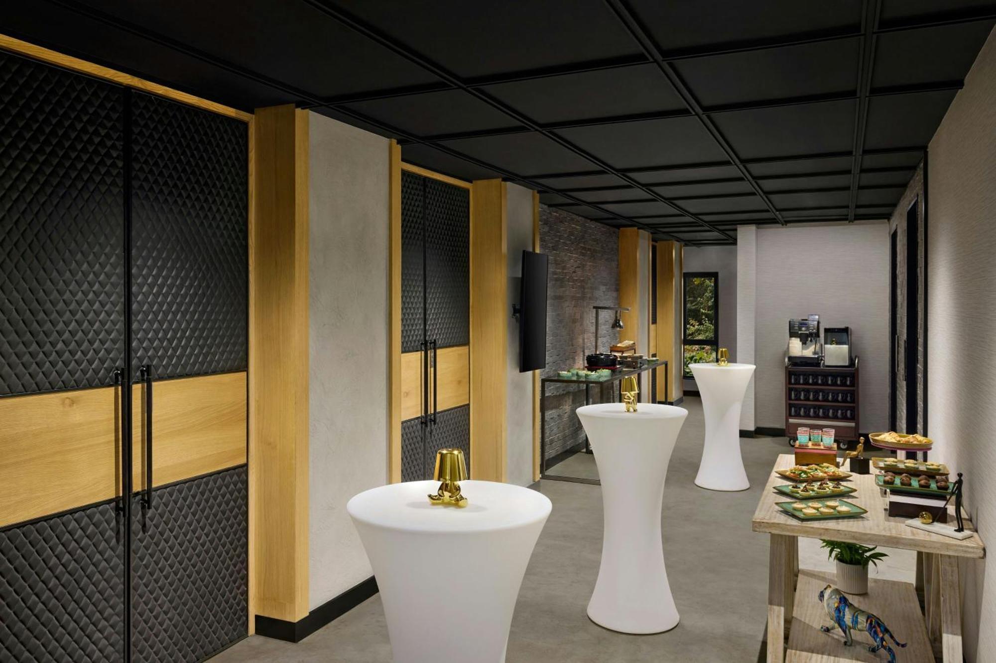 Moxy Andheri West Hotel 5*