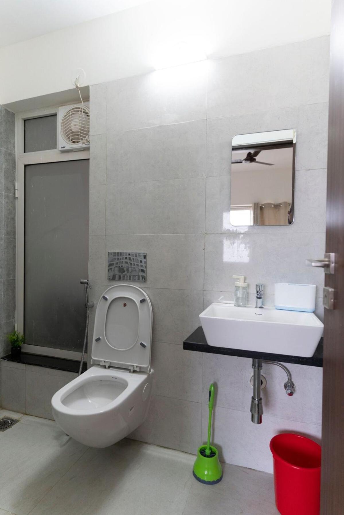 Skyline View 2bhk Near Oberoi Mall & Nesco Apartment