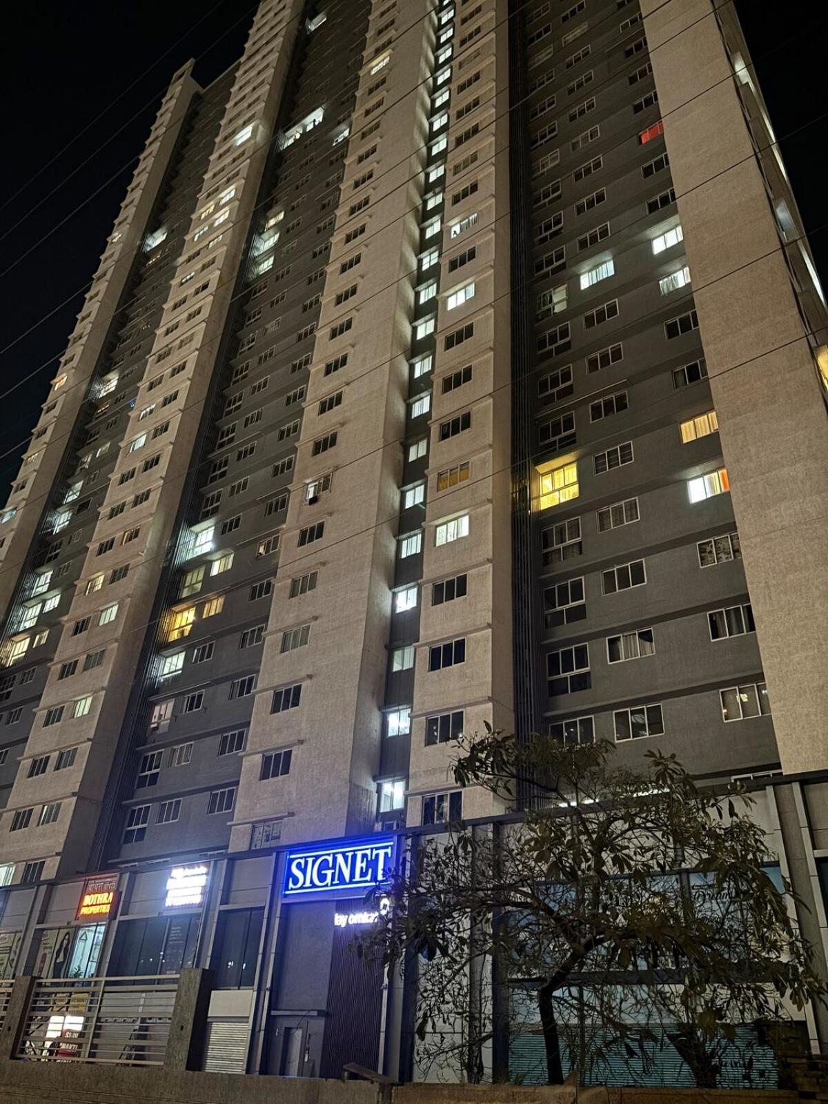 Skyline View 2bhk Near Oberoi Mall & Nesco Apartment *