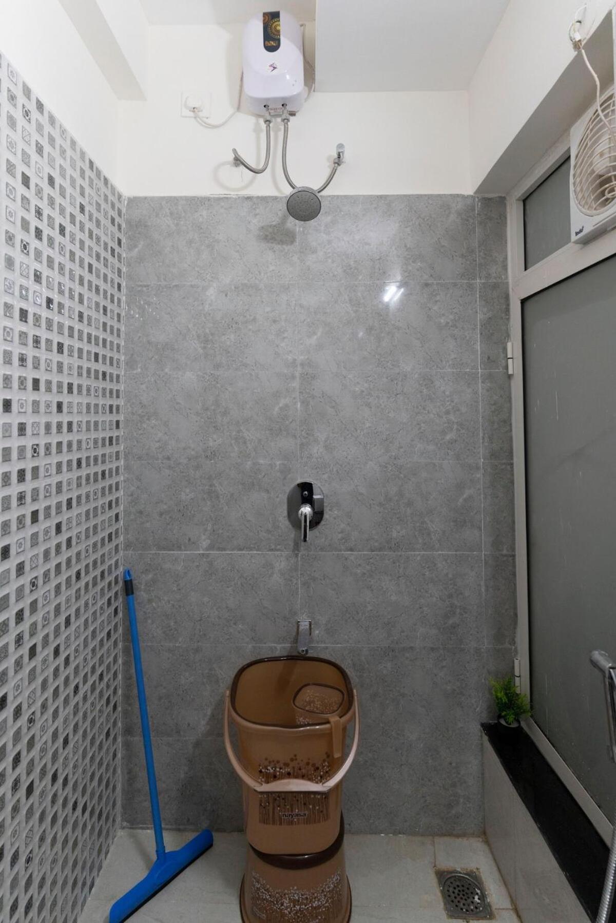 Skyline View 2bhk Near Oberoi Mall & Nesco