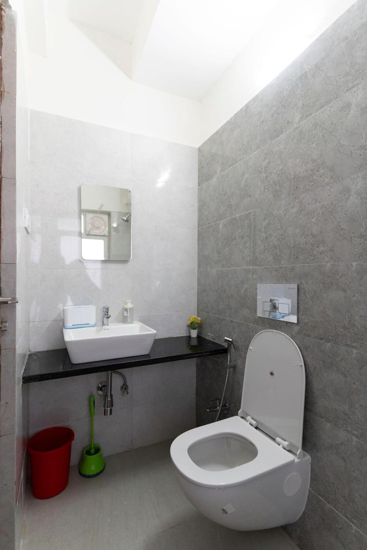 Skyline View 2bhk Near Oberoi Mall & Nesco Apartment *