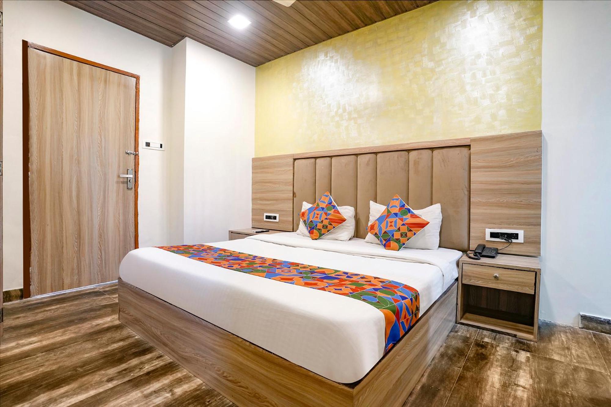Fabhotel Priceless Nr Kokilaben Hospital 3*