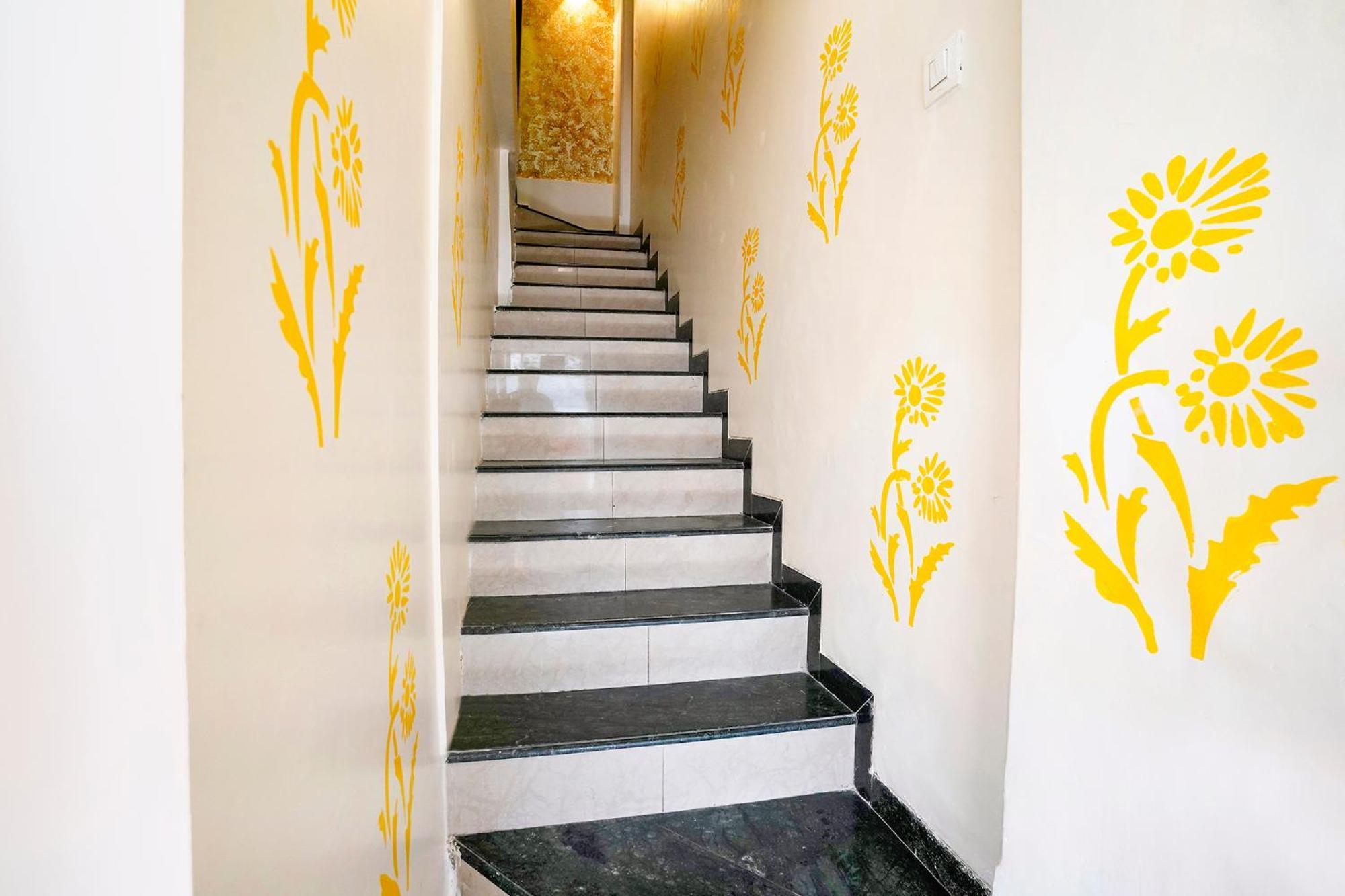 Fabhotel Priceless Nr Kokilaben Hospital