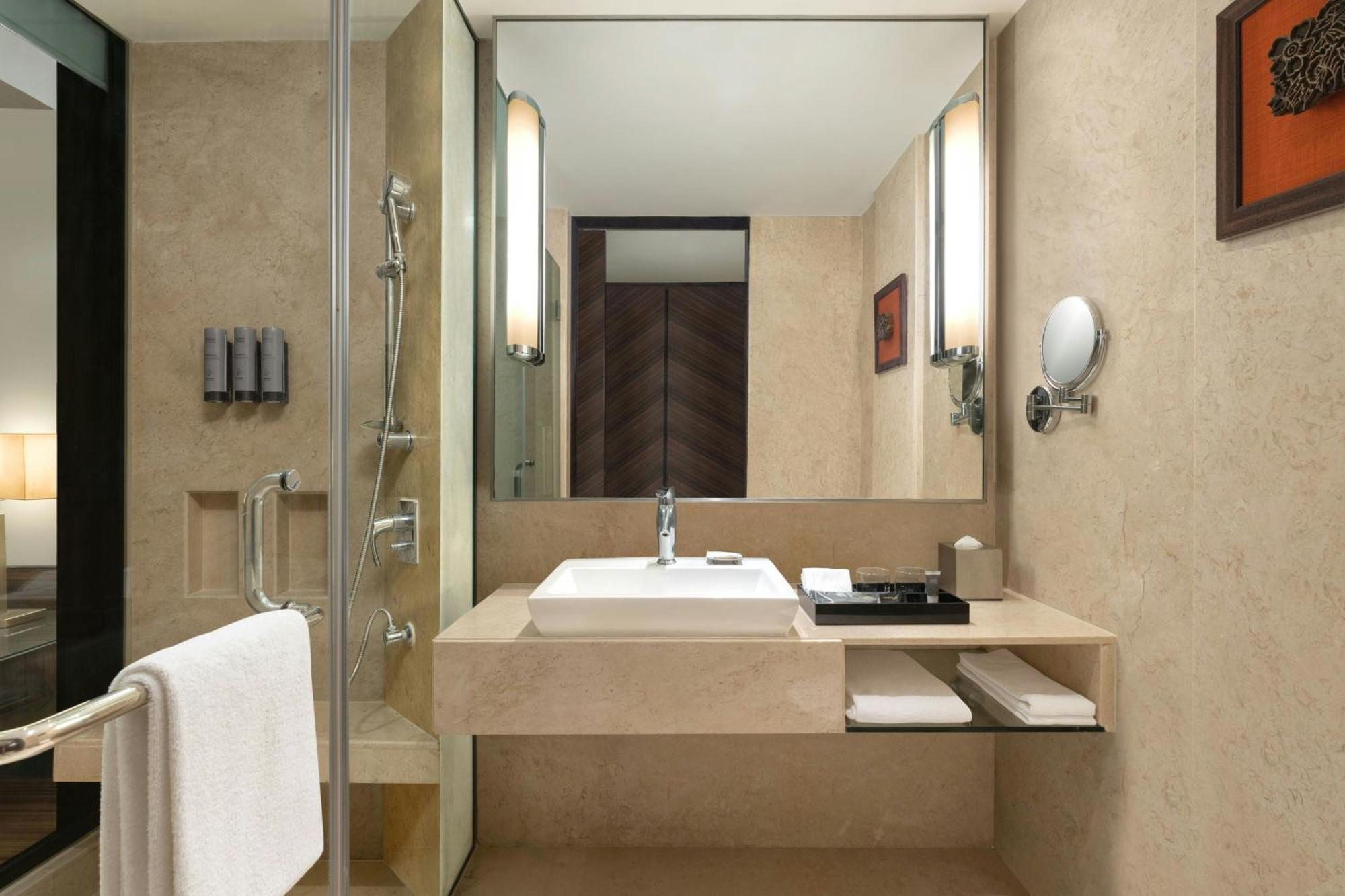 Courtyard By Marriott International Airport 5*