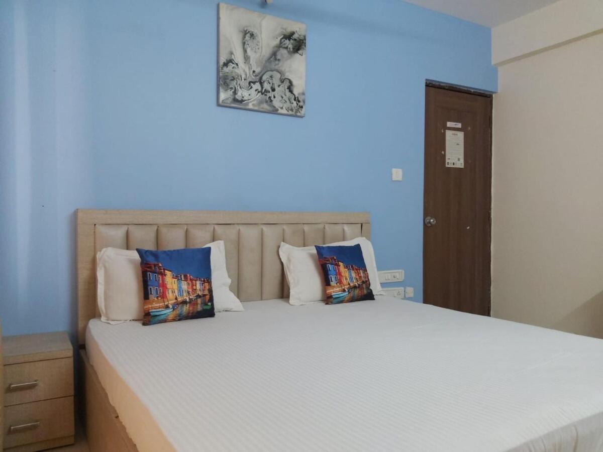 Luxury In Bandra Apartment *