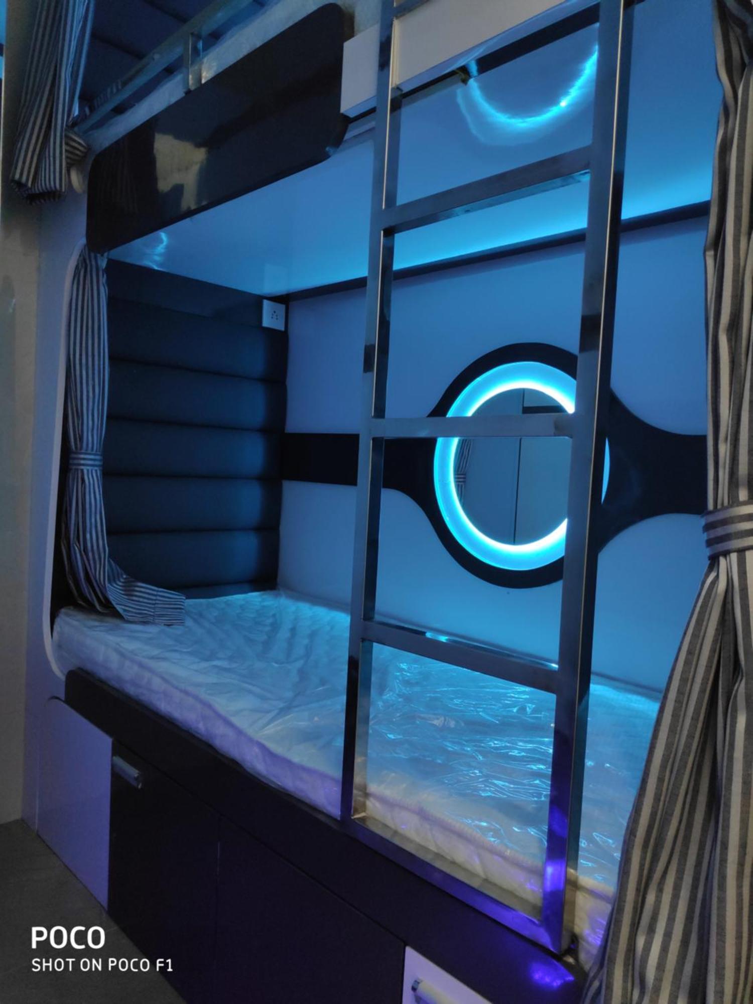 Ocean T-2 Capsule hotel *