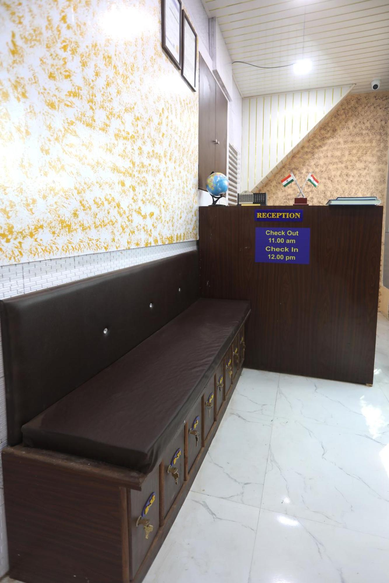 Mango Goregaon & Pg Albergue *