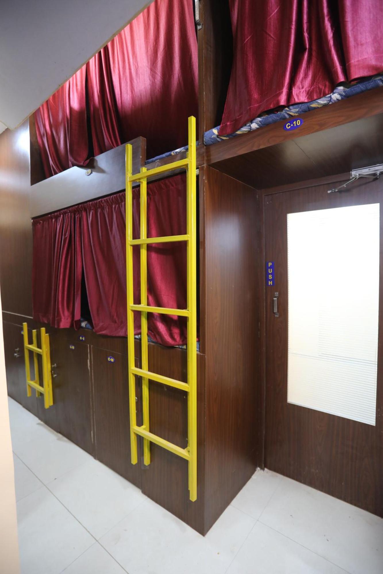Mango Goregaon & Pg Albergue