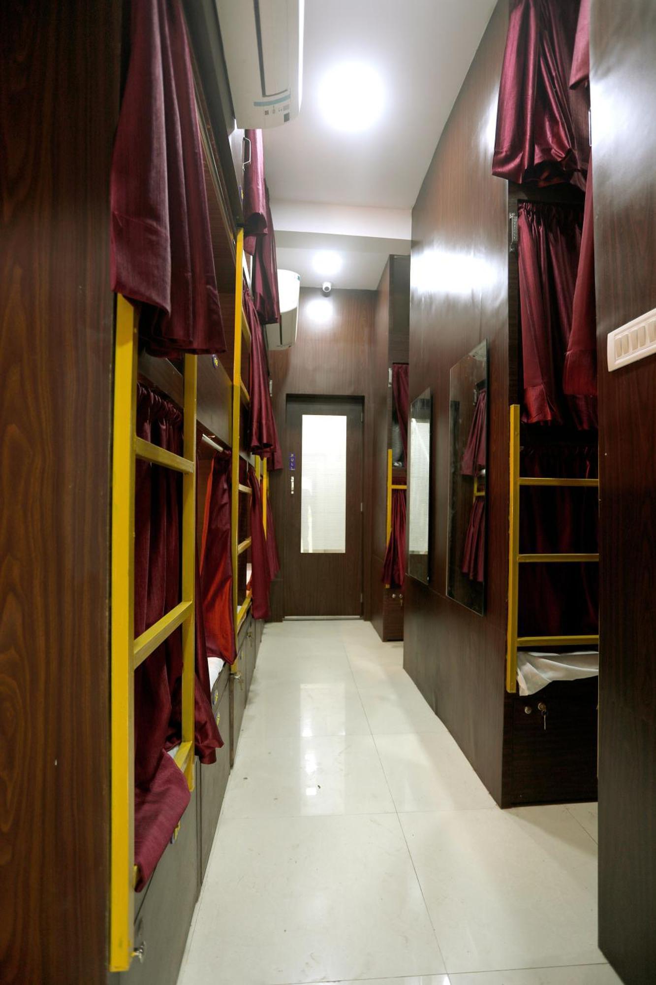 Mango Goregaon & Pg Albergue *
