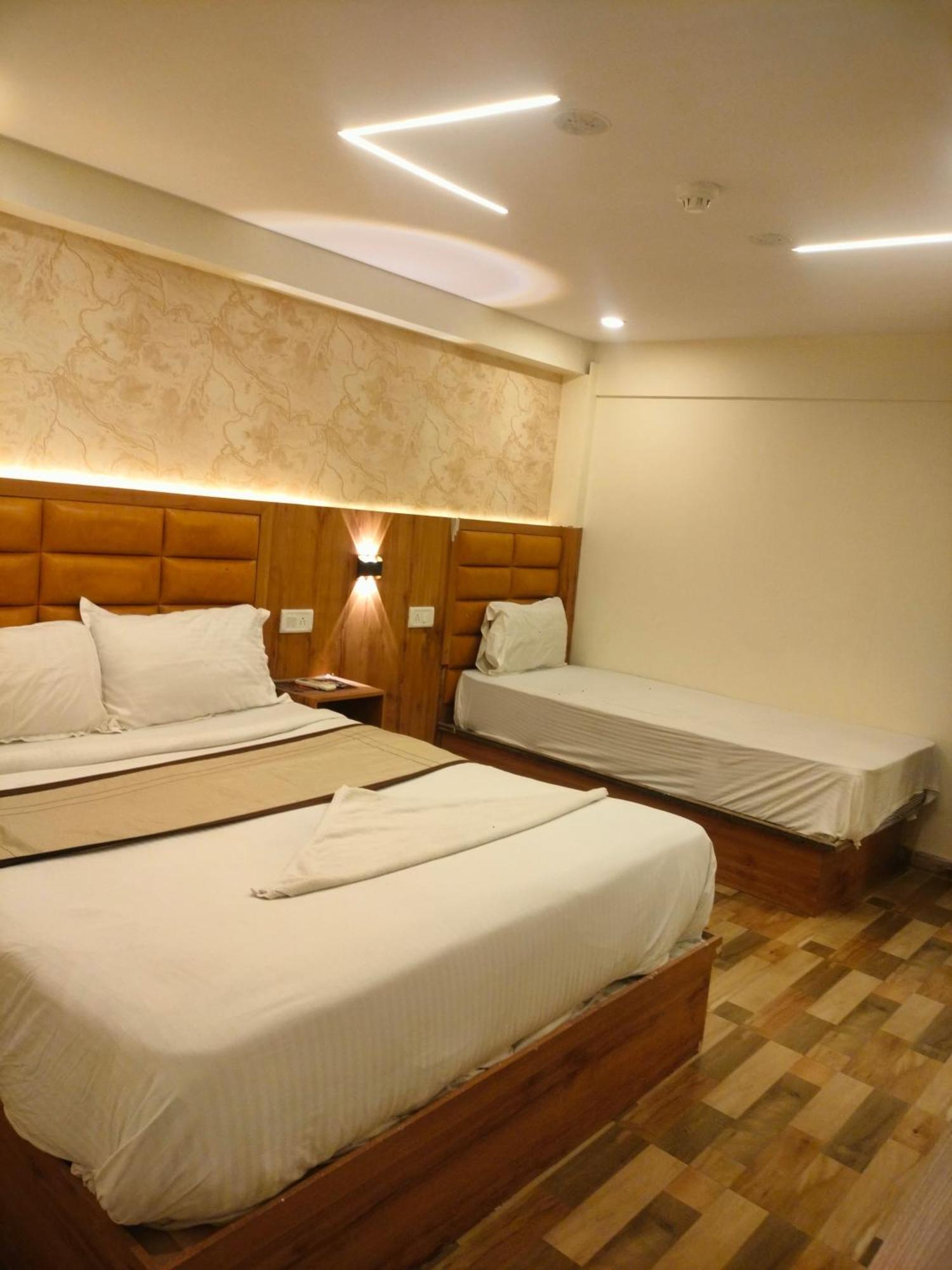 Hotel Clock 2*