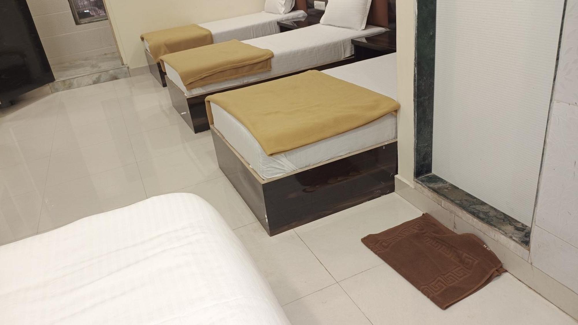 Deluxe Hotel *
