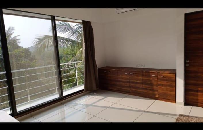 Luxurious 4bhk In Kandivli Spacious Scenic And Family Friendly Apartamento