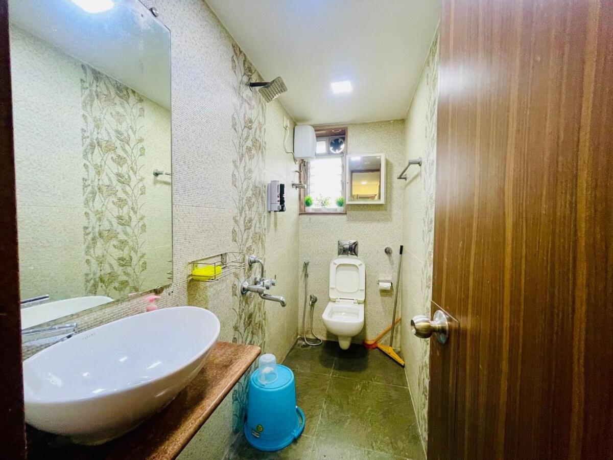 Bandra View 2bhk At Hill Road Apartment