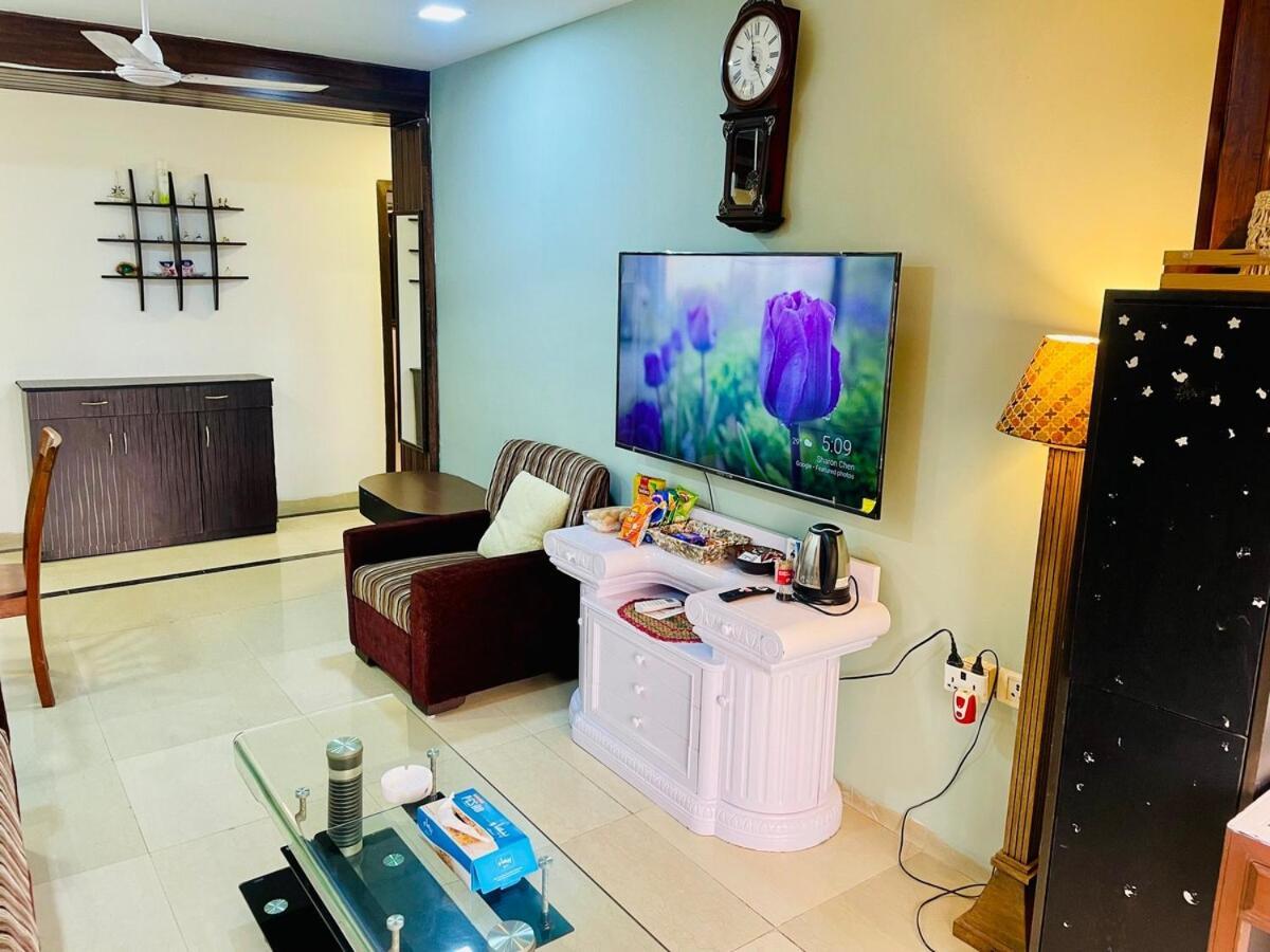 Bandra View 2bhk At Hill Road Mumbai