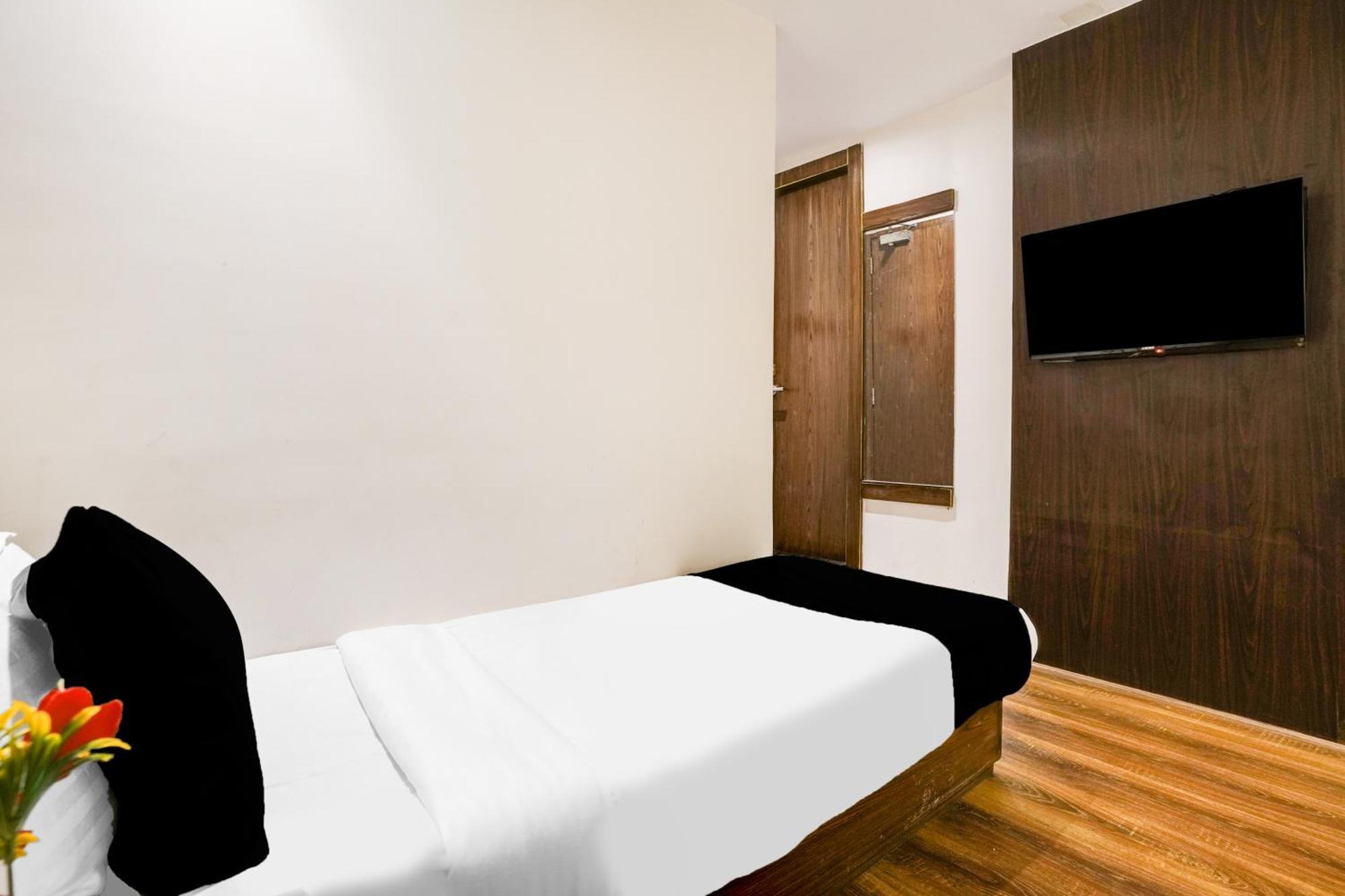 Hotel Super Collection O Andheri Near Western Express Highway *