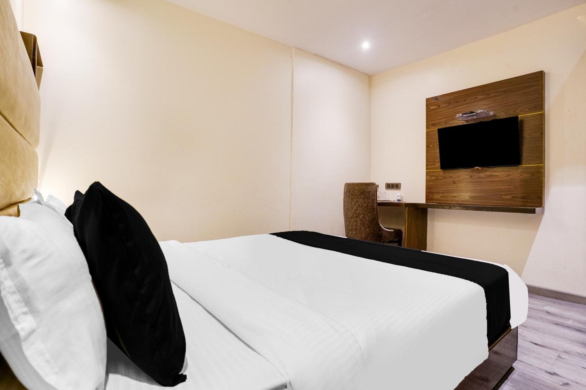 Hotel Super Collection O Andheri Near Western Express Highway Bombaim