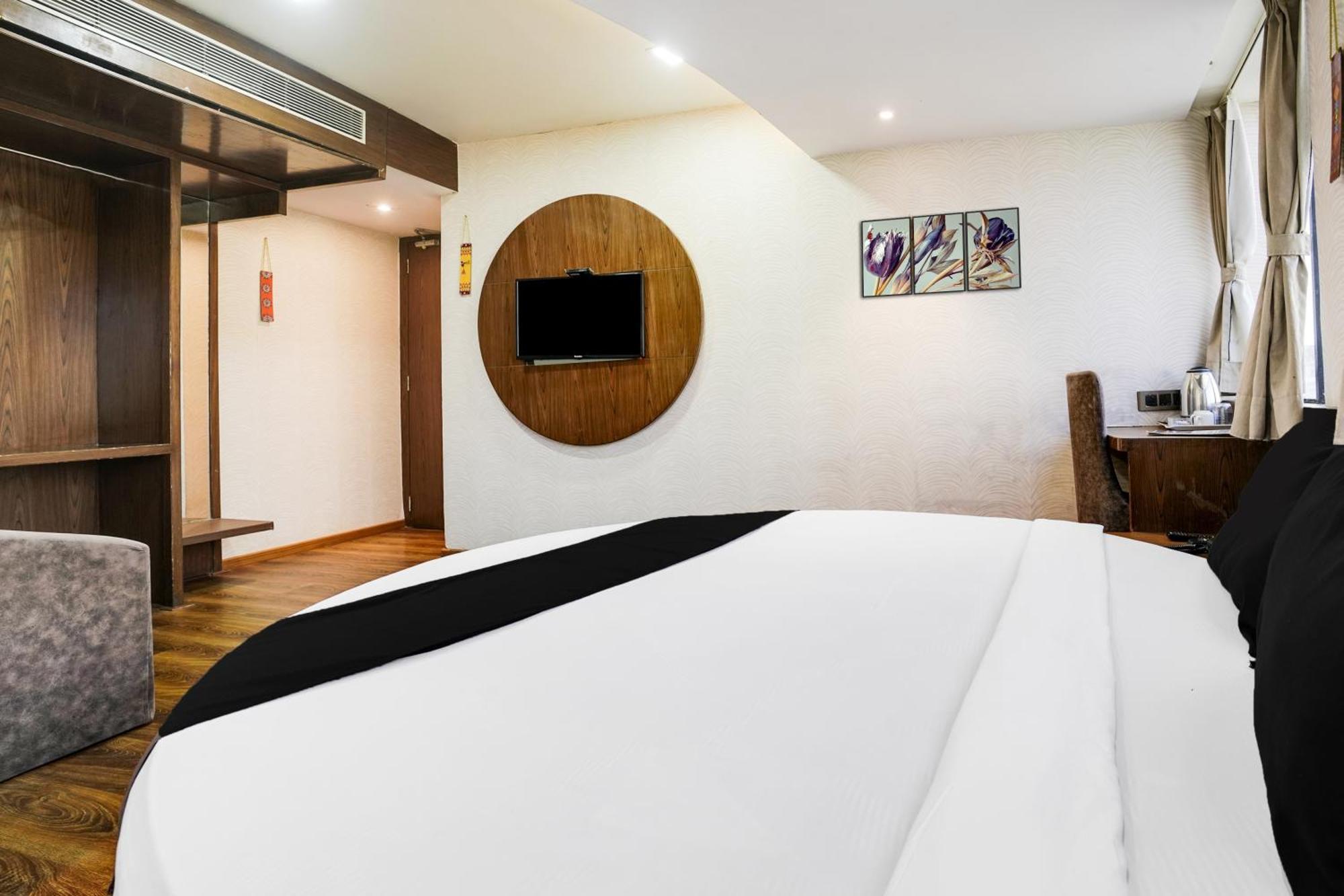 Super Collection O Andheri Near Western Express Highway *