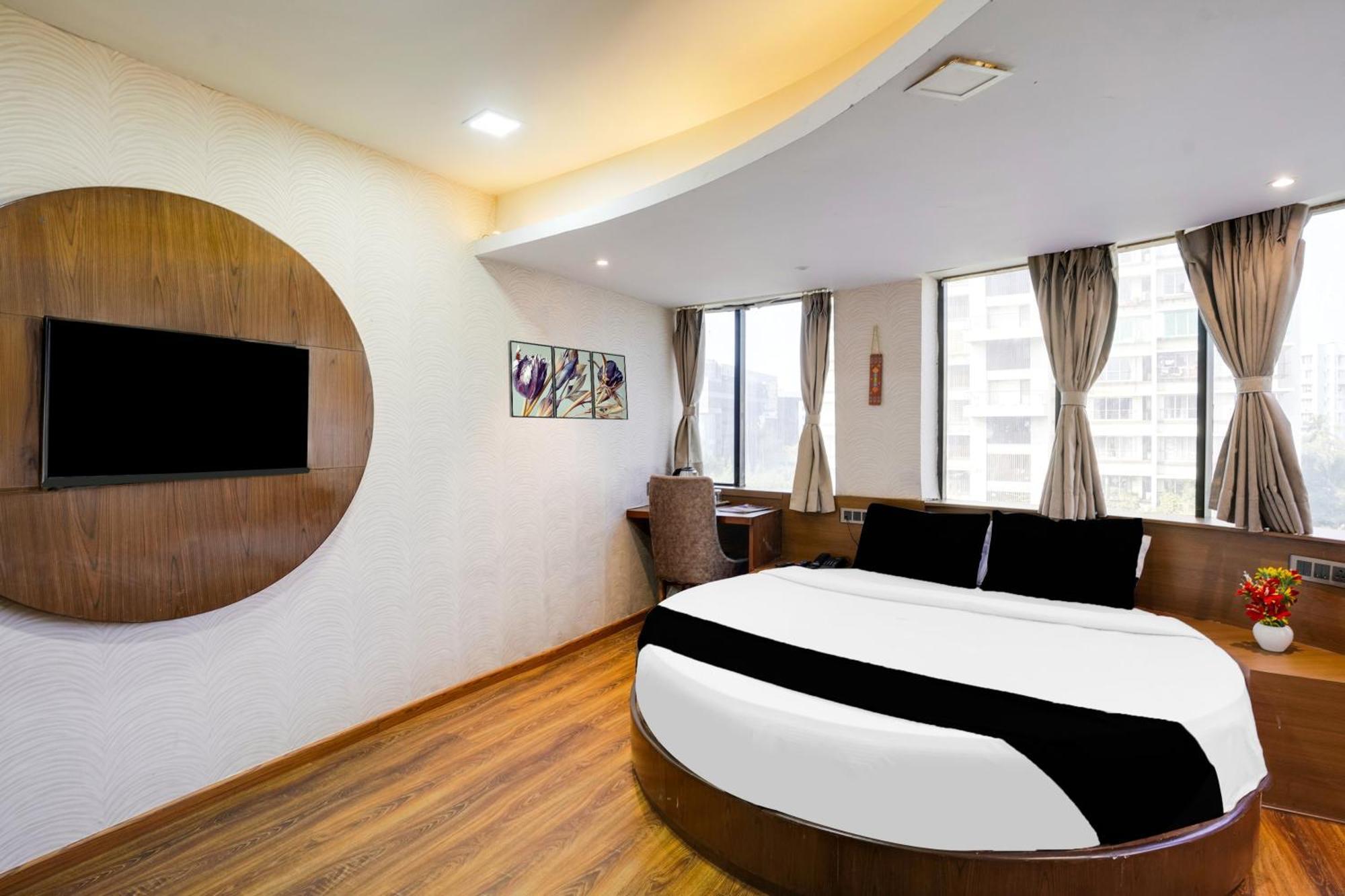 Hotel Super Collection O Andheri Near Western Express Highway