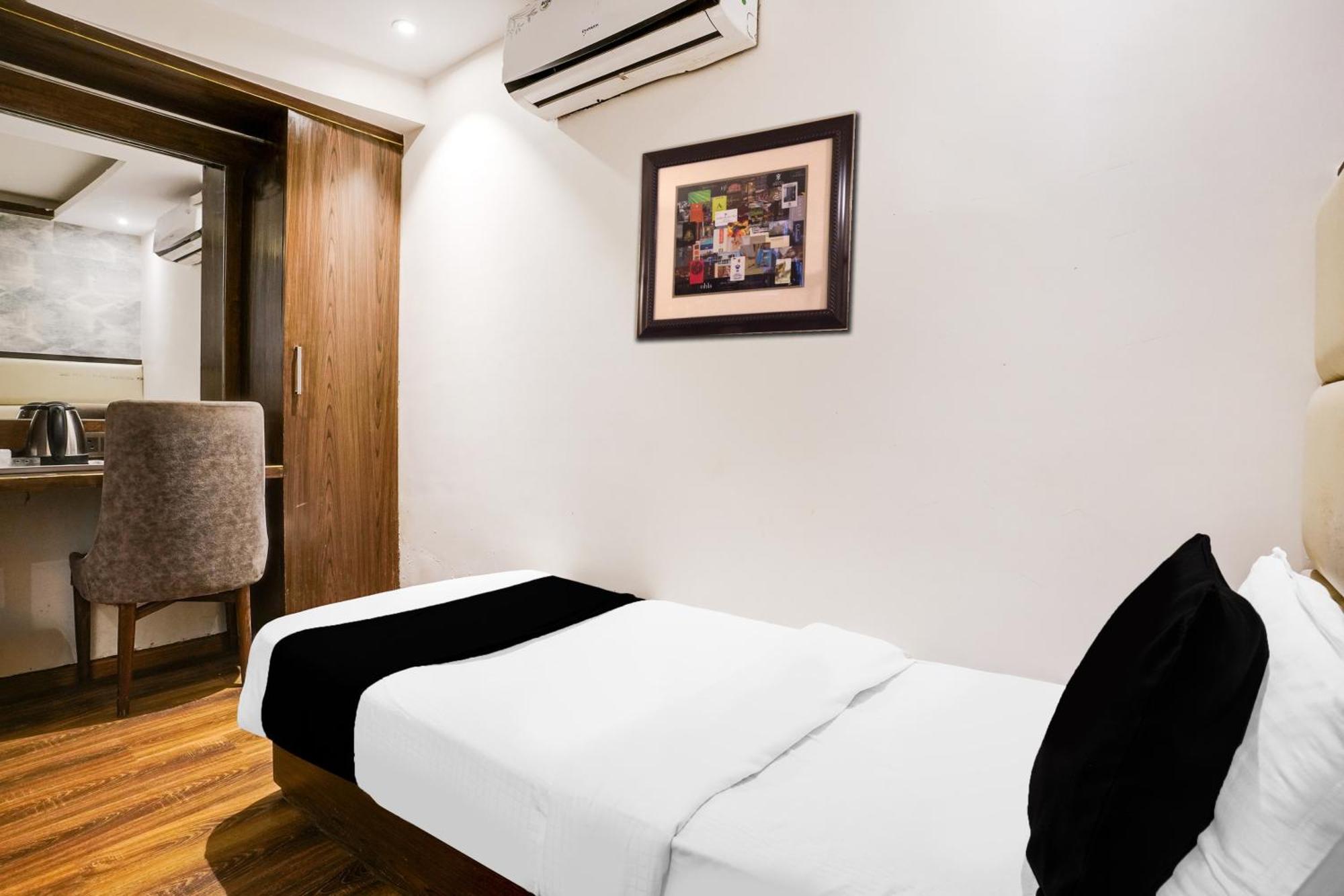 Hotel Super Collection O Andheri Near Western Express Highway Bombaim