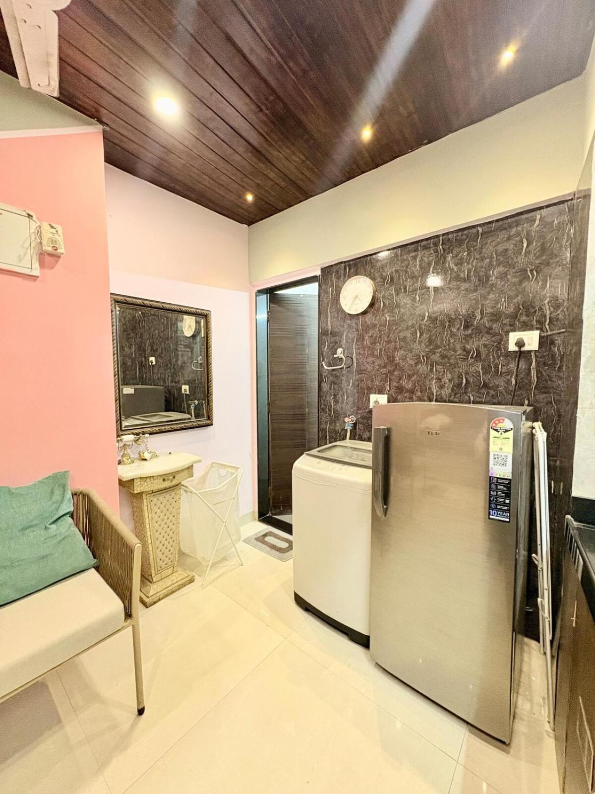 105 Bhamala House, Near Boojee Cafe, Kantwadi, Bandra West *