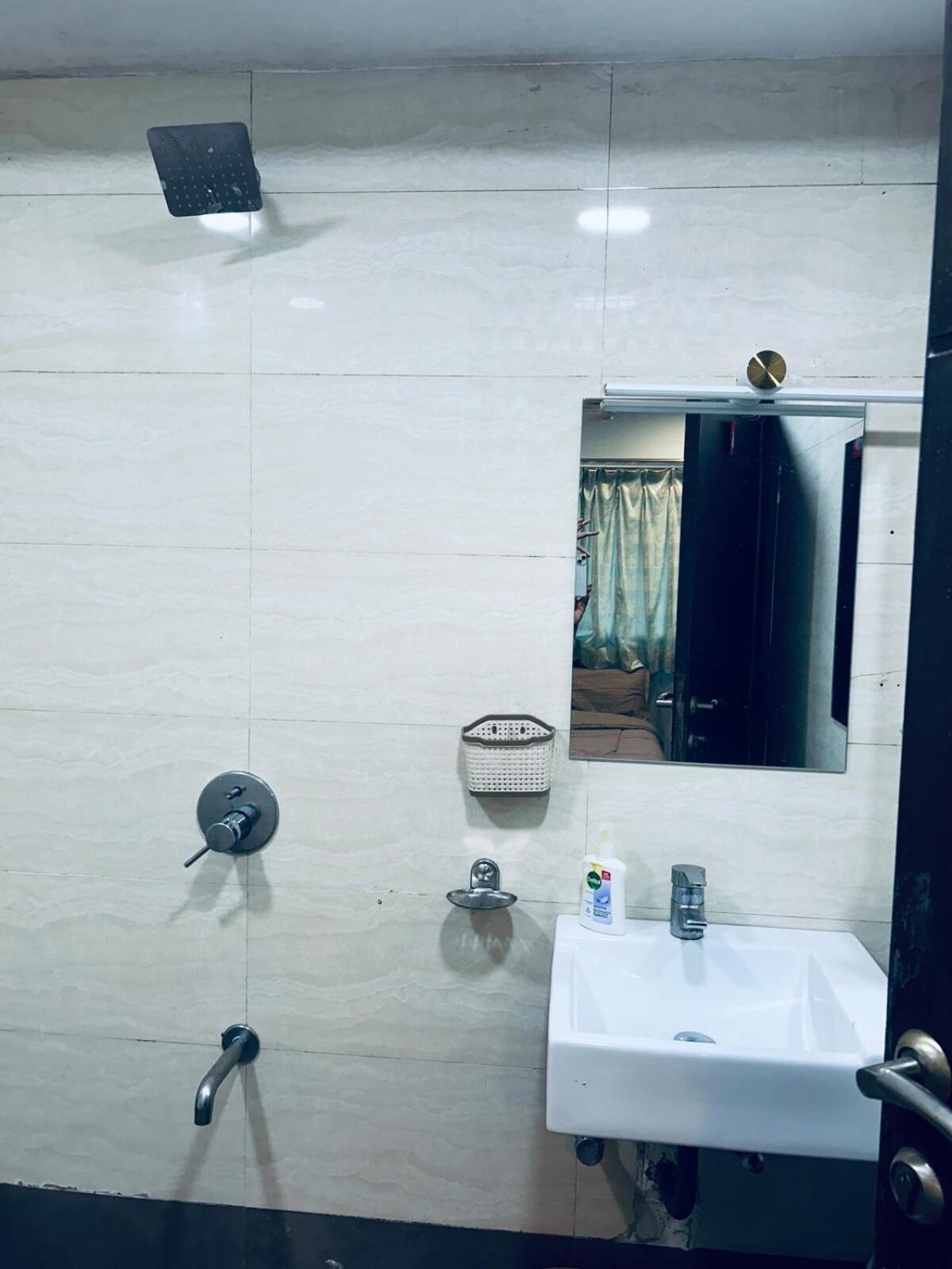 2bhk With Pvt Decks Near Sea * Mumbai