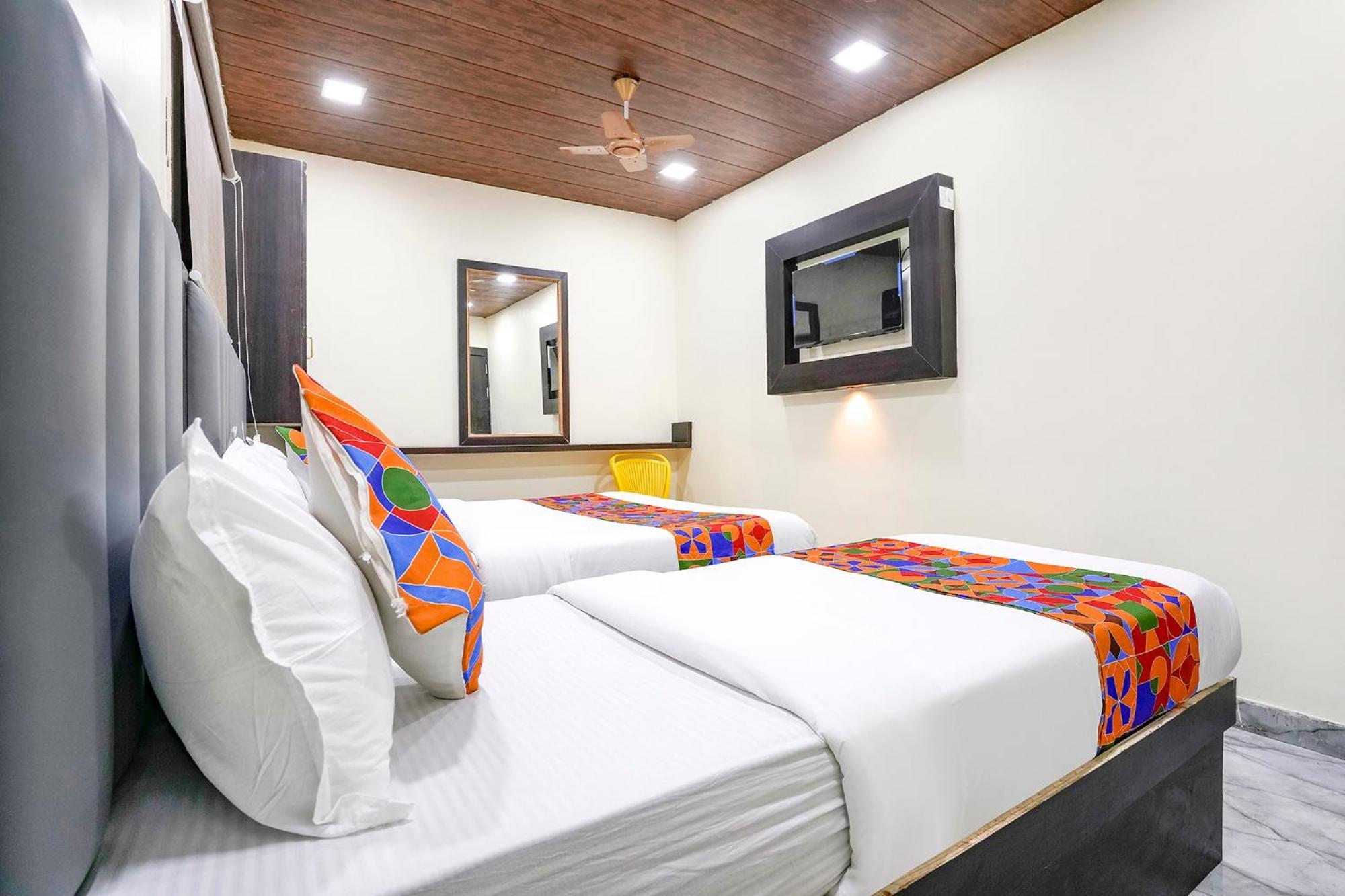 Fabexpress Gulshan Grand - Nr Gateway Of India Bombaim