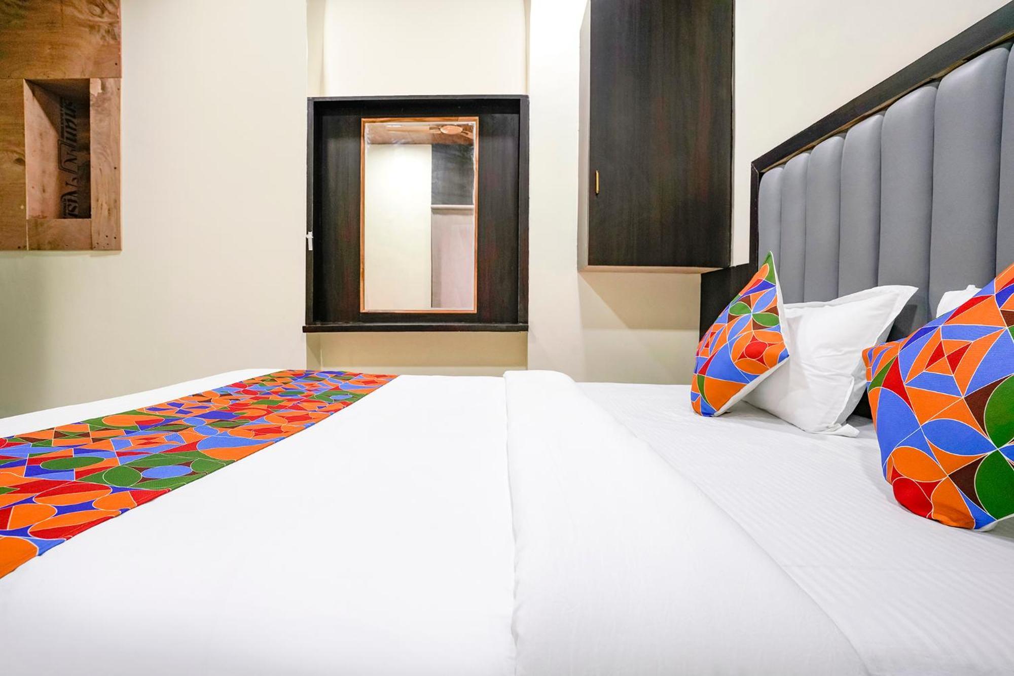 Fabexpress Gulshan Grand - Nr Gateway Of India Bombaim