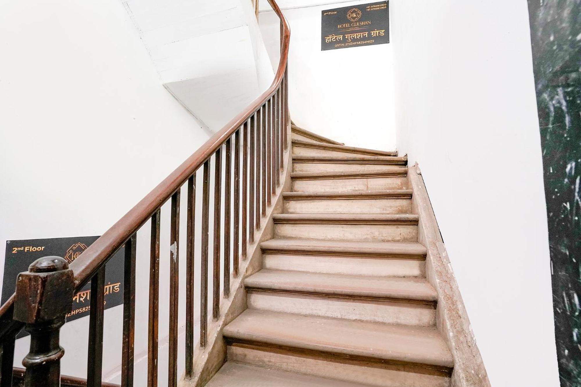 Via Gulshan Grand - Nr Gateway Of India Hotel 3*