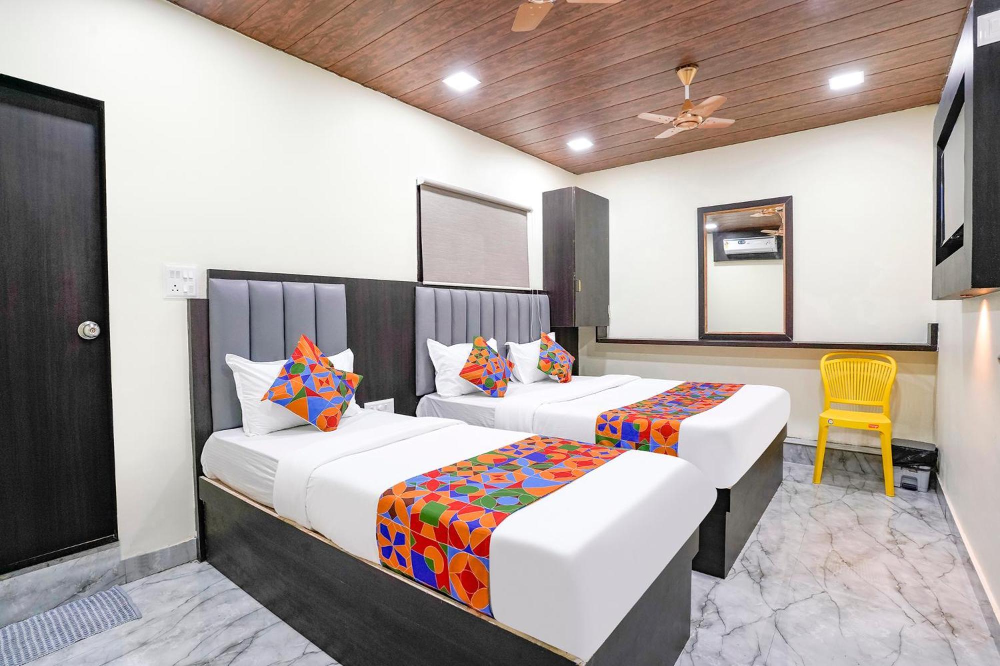 Fabexpress Gulshan Grand - Nr Gateway Of India Bombaim