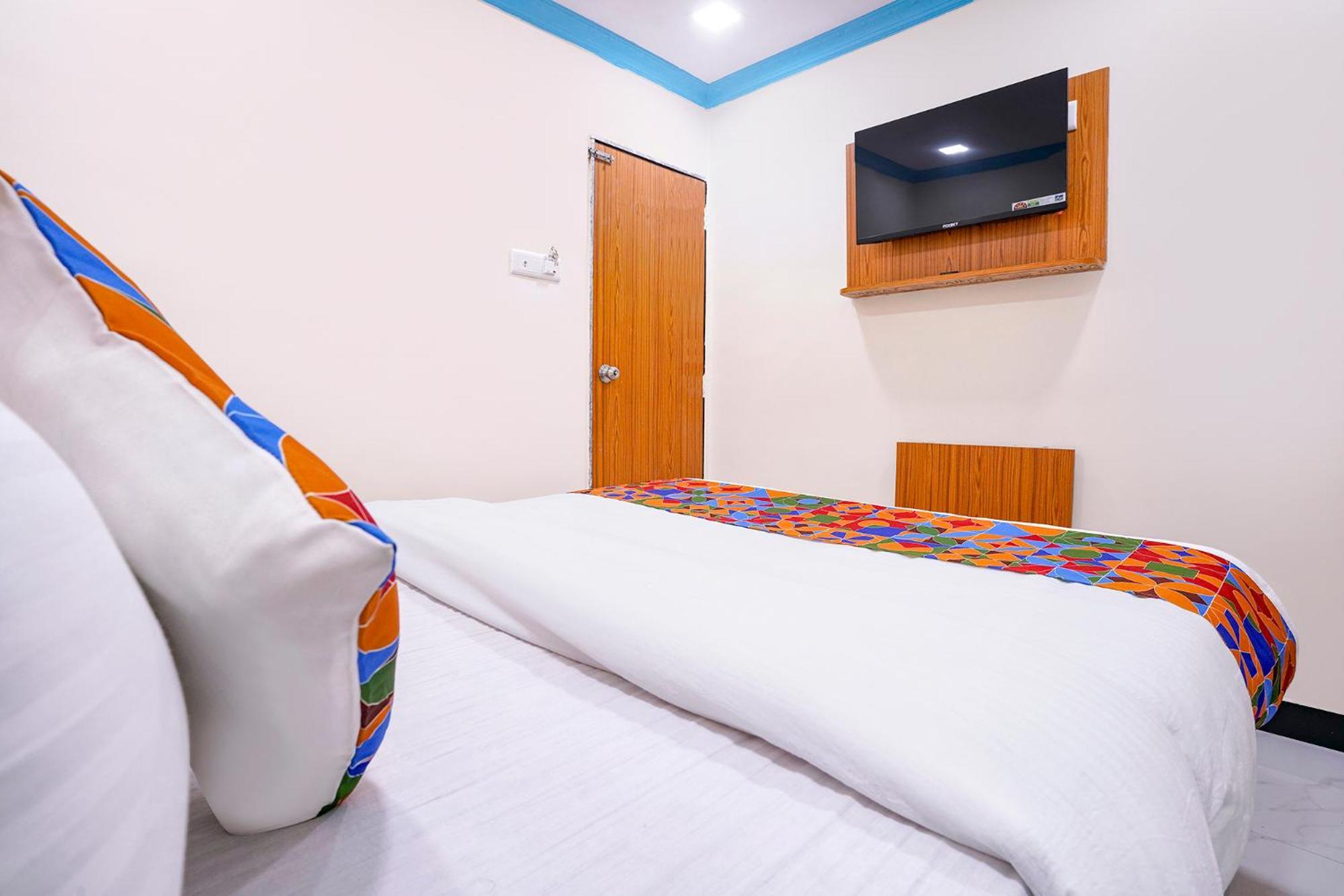 Hotel Fabexpress Raj Palace - 1 Km To Sakinaka Metro 3*