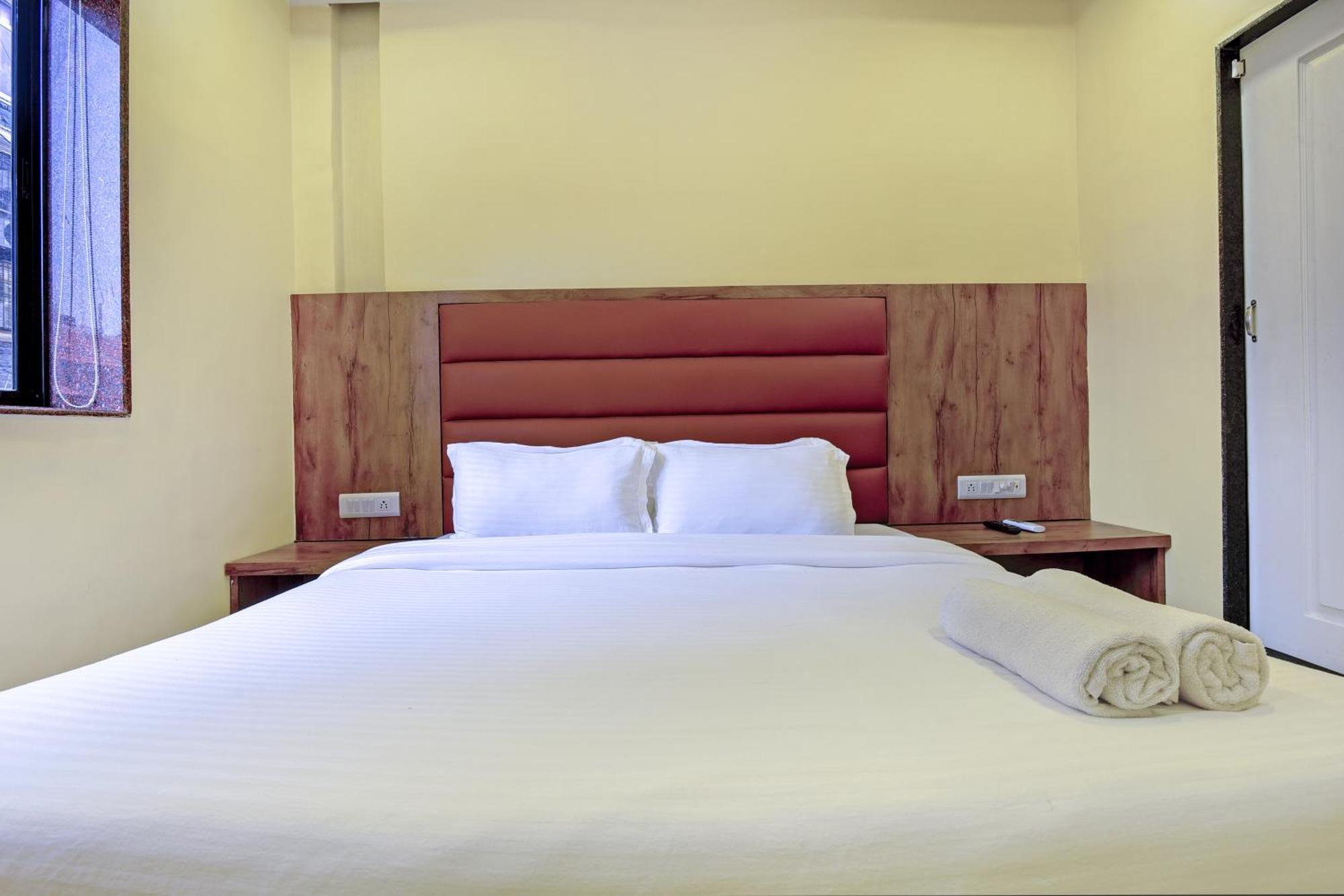 Deluxe Hotel *