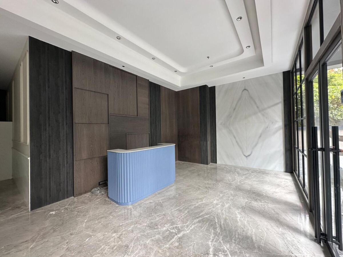 Luxurious 2 Bhk & Workspace On Juhu Tara Road Mumbai