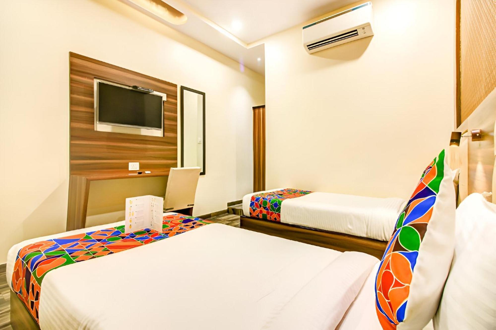 Glitz New Axis Internatinoal - Nr International Airport Bombaim
