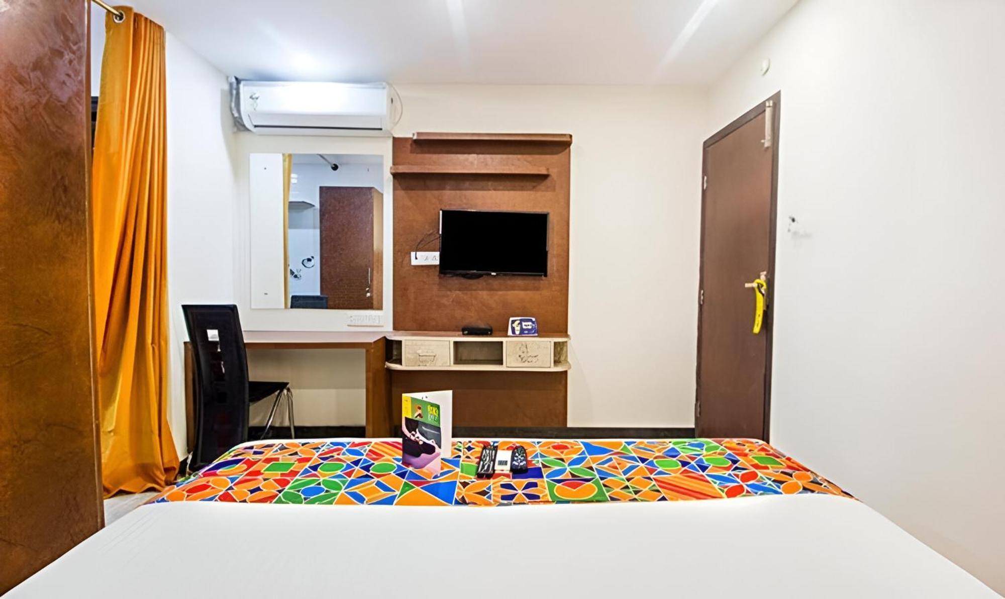Glitz New Axis Internatinoal - Nr International Airport Bombaim