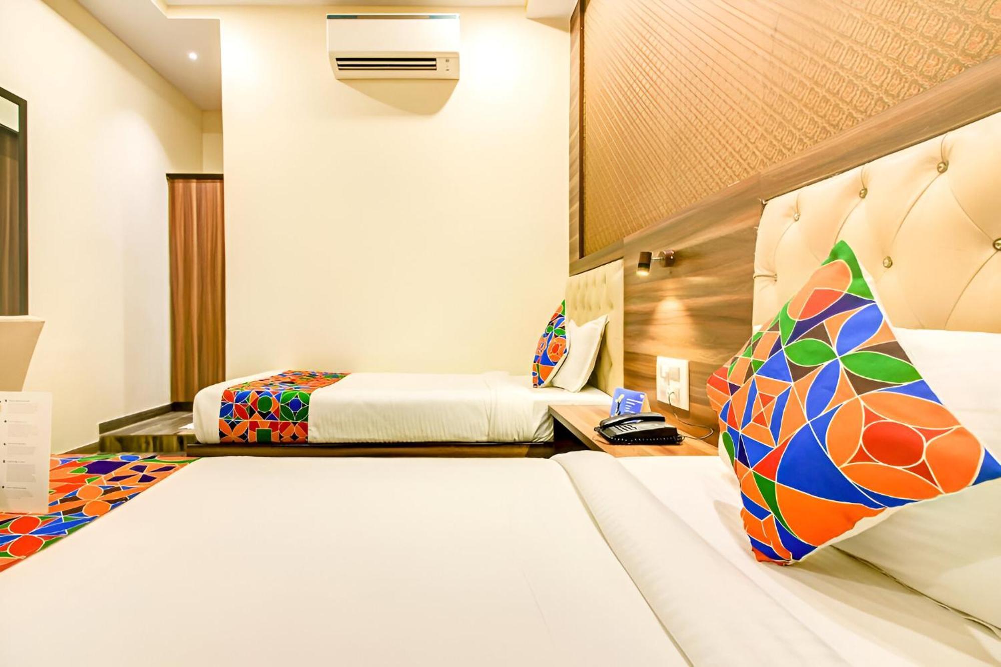 Glitz New Axis Internatinoal - Nr International Airport Bombaim
