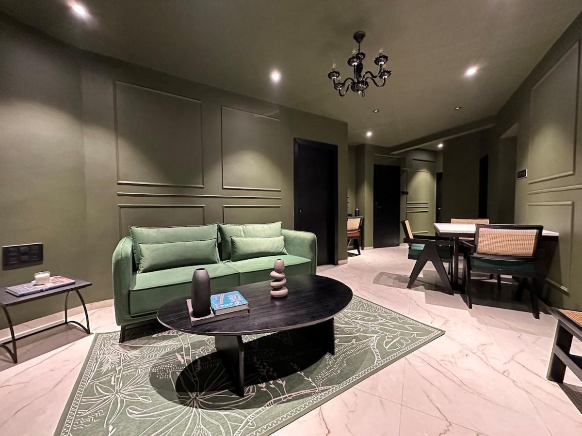 Plush Bandra West - Luxury 2bhk & Study Apartment *