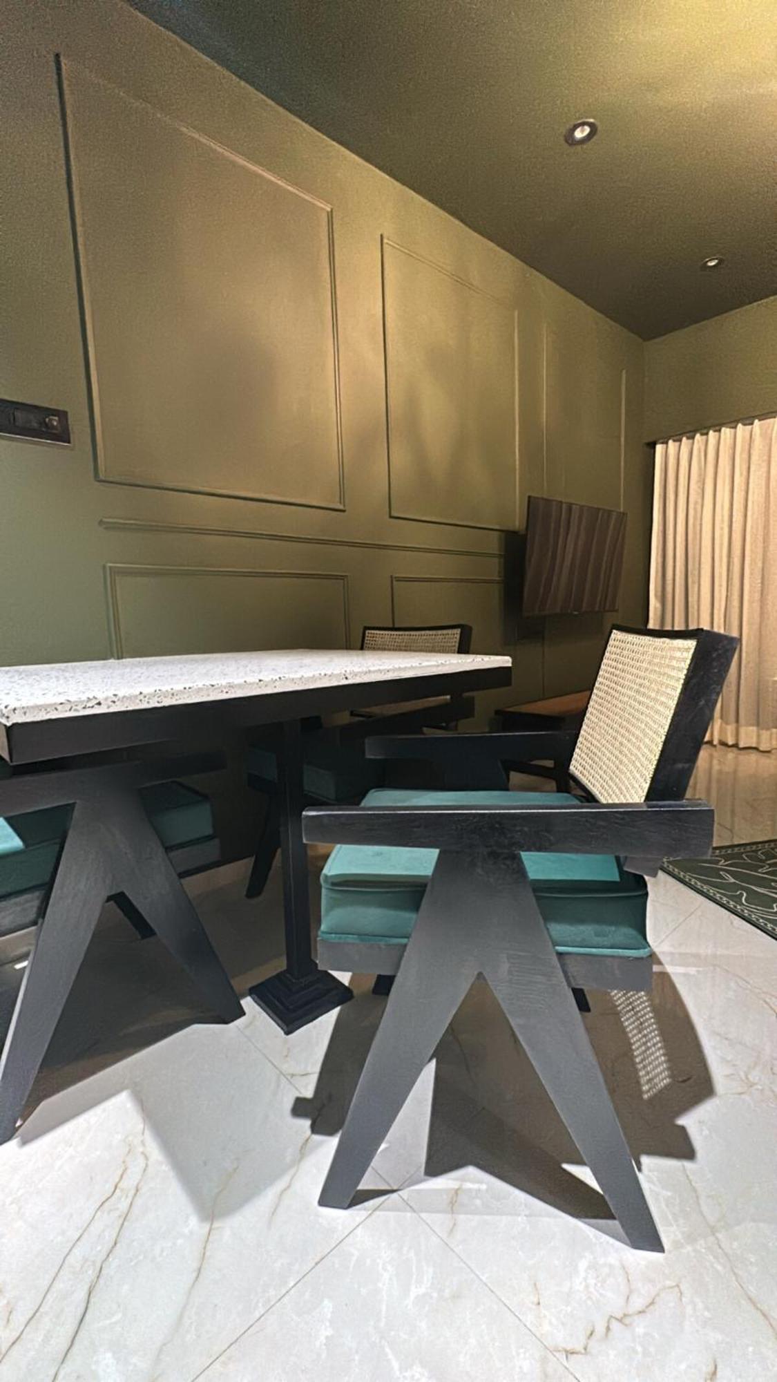 Plush Bandra West - Luxury 2bhk & Study *