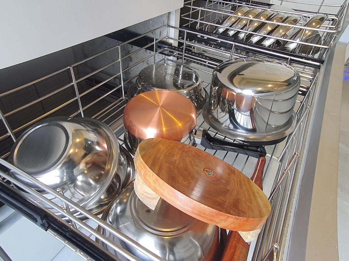 1bhk - Royale And Close By Airport Apartment *