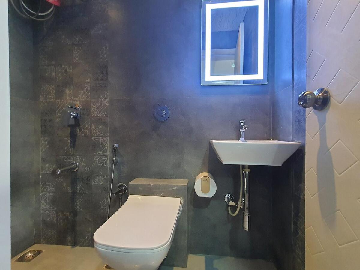 1bhk - Royale And Close By Airport Apartment