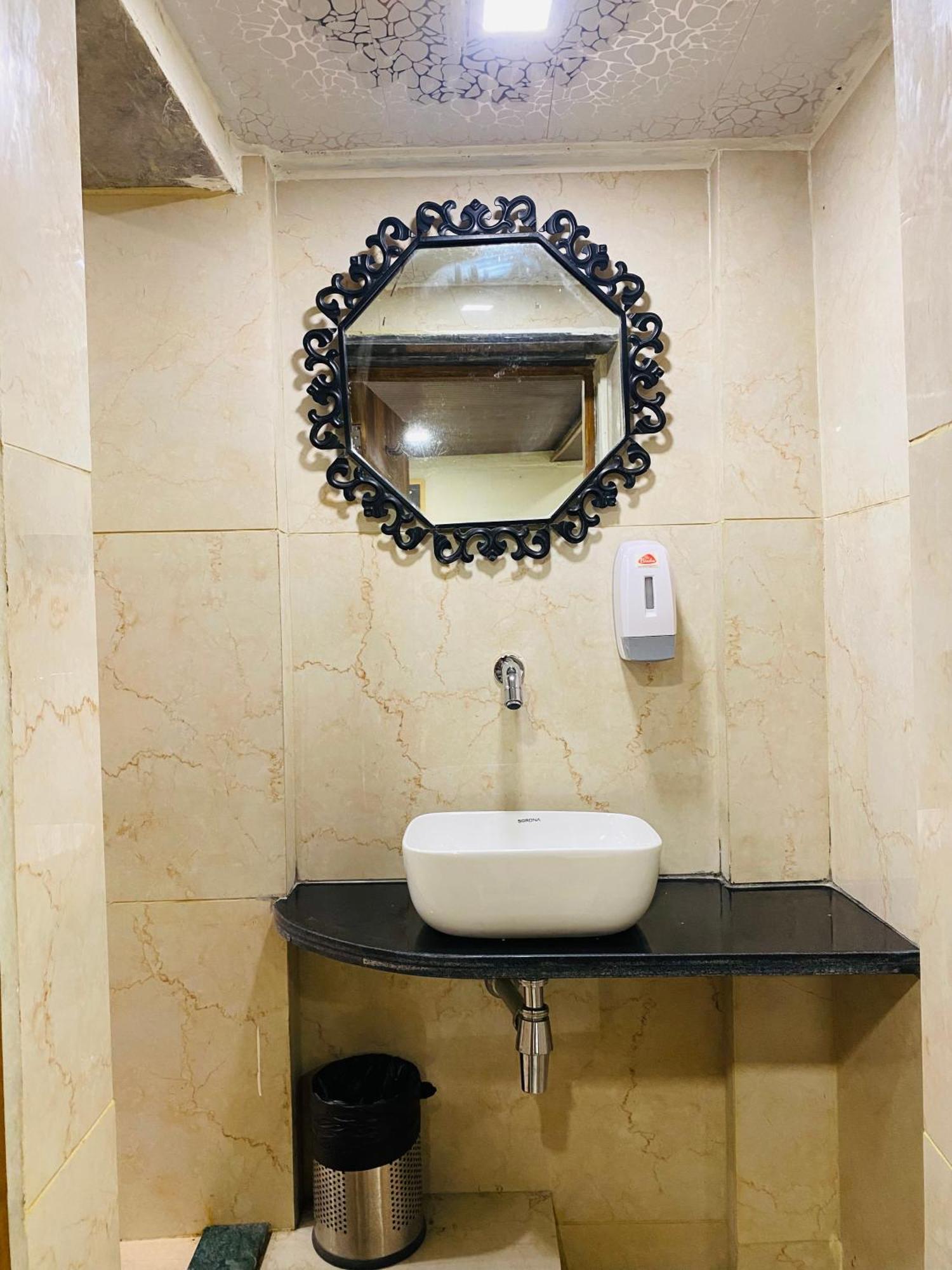 Hotel Avk-near Kokilaben Hospital & Versova Beach- With Kitchen