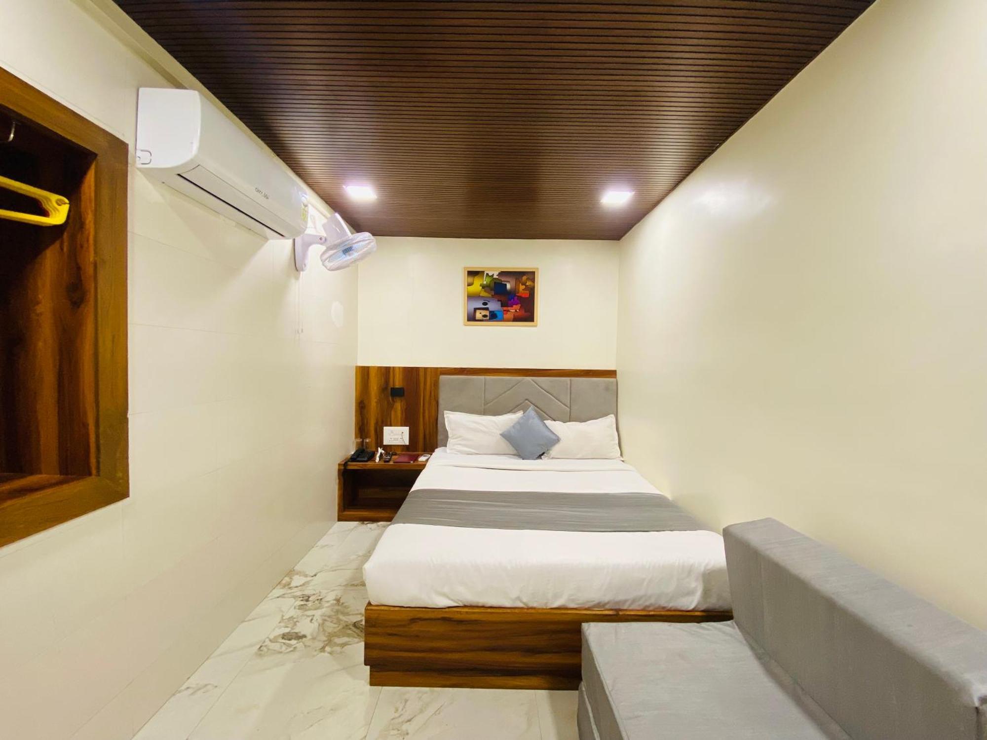 Avk-near Kokilaben Hospital & Versova Beach- With Kitchen 3*