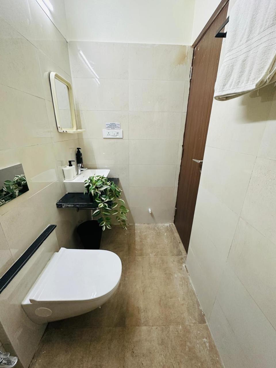 1br Service Aprt In Malad *